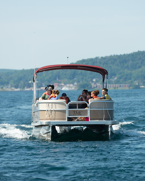 Boat rides at Pontoon on lake at Seaberg Pontoon Rentals